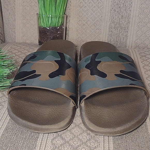 Valentino Garavani Camo Slides - Picture 13 of 16